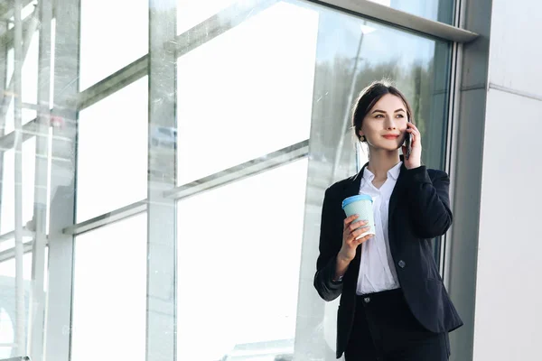 Mujer Negocios Con Café Hablando Por Teléfono Cerca Oficina —  Fotos de Stock