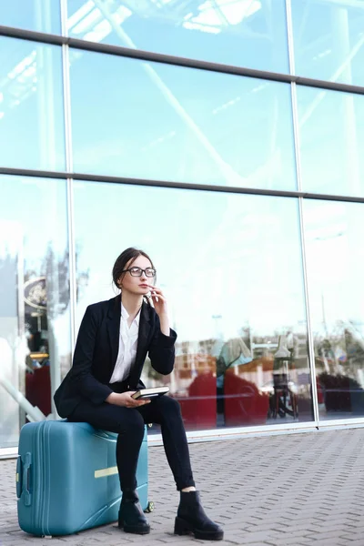 Mujer Negocios Está Esperando Vuelo Turismo Trabajo — Foto de Stock