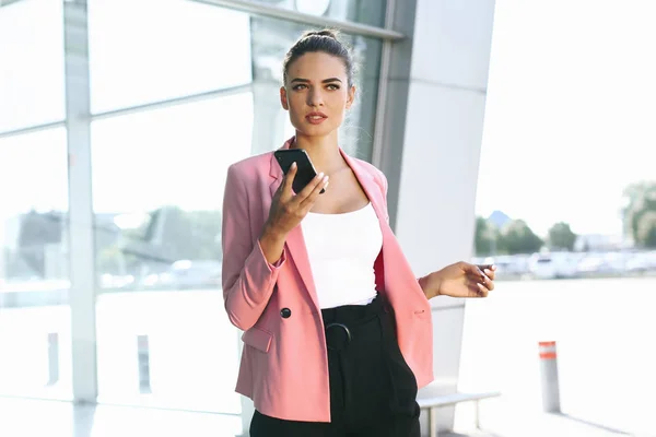 Mujer Del Aeropuerto Teléfono Inteligente Puerta Espera Terminal Concepto Viaje —  Fotos de Stock