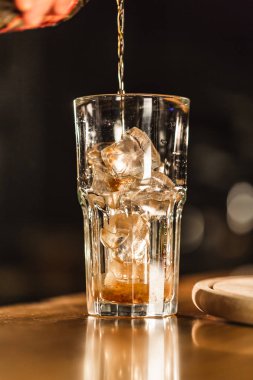 Siyah arka plan üzerine izole cola ve limon dilimleri ile kokteyl