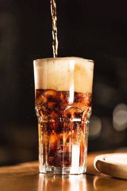 Siyah arka plan üzerine izole cola ve limon dilimleri ile kokteyl