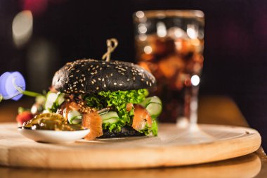 Lezzetli taze siyah hamburger Coca Cola ile bir bar counter
