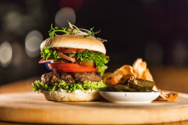 Lezzetli taze siyah hamburger ile dökün Coca Cola bir bar counter