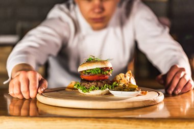 Mutfakta Hamburger yapma Şef.