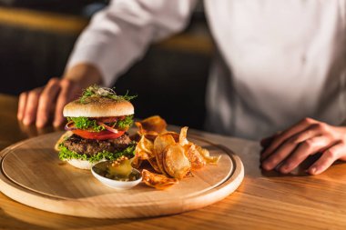 Mutfakta Hamburger yapma Şef.