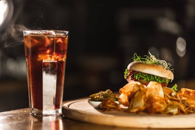 Coca Cola ile lezzetli taze hamburger çubuğundaki sayaç