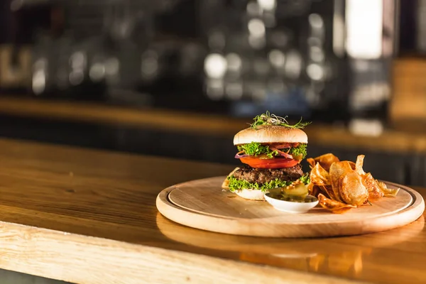 Lezzetli taze siyah hamburger ile dökün Coca Cola bir bar counter