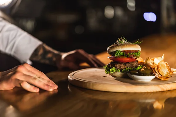 Mutfakta Hamburger yapma Şef.