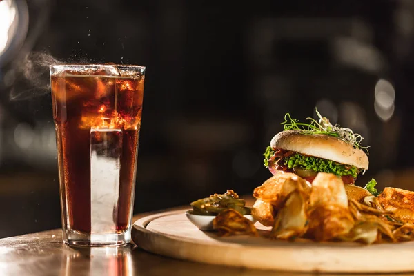Coca Cola ile lezzetli taze hamburger çubuğundaki sayaç