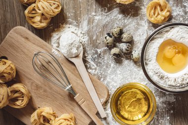 Ev yapımı kepekli ekmek buğday unu ile ahşap bir arka plan üzerine dilimlenmiş. Ton görünümü