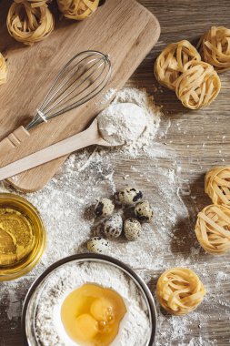 Ev yapımı kepekli ekmek buğday unu ile ahşap bir arka plan üzerine dilimlenmiş. Ton görünümü