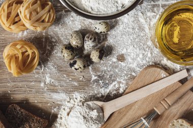 Ev yapımı kepekli ekmek buğday unu ile ahşap bir arka plan üzerine dilimlenmiş. Ton görünümü