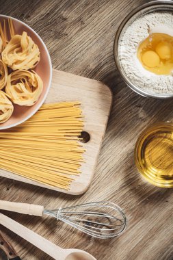 Hazırlık tarifi ekmek, pizza, spagetti ingridients, mutfak masa arka plan üzerinde gıda düz lay yapmak.