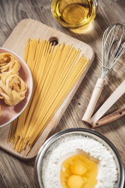 Hazırlık tarifi ekmek, pizza, spagetti ingridients, mutfak masa arka plan üzerinde gıda düz lay yapmak.