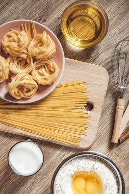 Hazırlık tarifi ekmek, pizza, spagetti ingridients, mutfak masa arka plan üzerinde gıda düz lay yapmak.