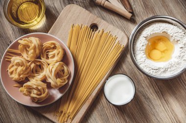 Hazırlık tarifi ekmek, pizza, spagetti ingridients, mutfak masa arka plan üzerinde gıda düz lay yapmak.