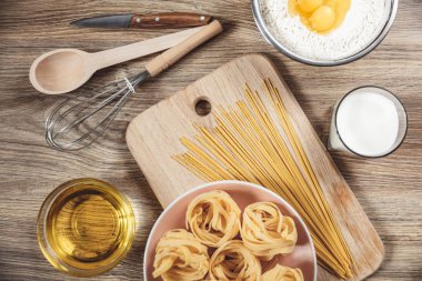 Hazırlık tarifi ekmek, pizza, spagetti ingridients, mutfak masa arka plan üzerinde gıda düz lay yapmak.