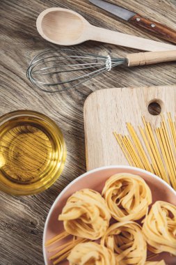Hazırlık tarifi ekmek, pizza, spagetti ingridients, mutfak masa arka plan üzerinde gıda düz lay yapmak.