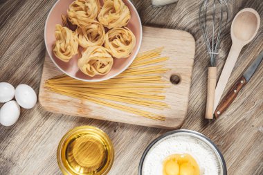 Hazırlık tarifi ekmek, pizza, spagetti ingridients, mutfak masa arka plan üzerinde gıda düz lay yapmak.