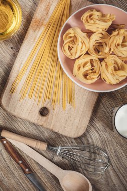 Hazırlık tarifi ekmek, pizza, spagetti ingridients, mutfak masa arka plan üzerinde gıda düz lay yapmak.