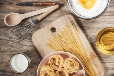 Hazırlık tarifi ekmek, pizza, spagetti ingridients, mutfak masa arka plan üzerinde gıda düz lay yapmak.