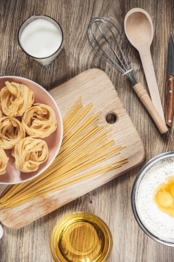 Hazırlık tarifi ekmek, pizza, spagetti ingridients, mutfak masa arka plan üzerinde gıda düz lay yapmak.