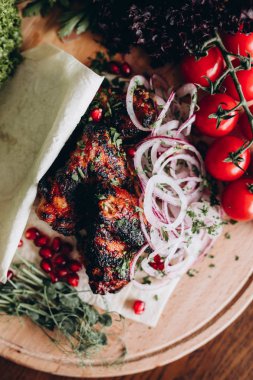 Taze otlar ile ızgara et, sebze rustik ahşap tahta üzerinde