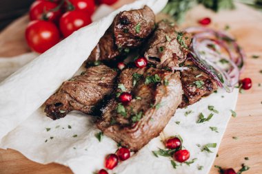 Taze otlar ile ızgara et, sebze rustik ahşap tahta üzerinde