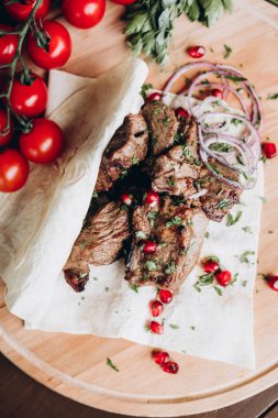 Taze otlar ile ızgara et, sebze rustik ahşap tahta üzerinde