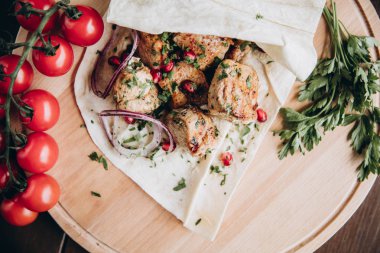 Taze otlar ile ızgara et, sebze rustik ahşap tahta üzerinde