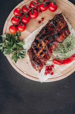 Taze otlar ile ızgara et, sebze rustik ahşap tahta üzerinde