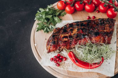 Taze otlar ile ızgara et, sebze rustik ahşap tahta üzerinde