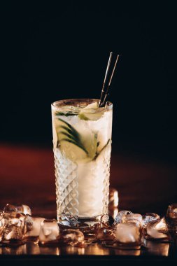 Üç renkli kokteyller büyük gözlüklü bir klasik bar ortamı içinde belgili tanımlık geçmiş bulanık içki şişeleri düzinelerce.