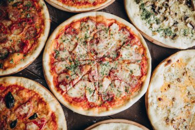 İtalyan Pizza bir siyah arka plan beton. Boşaltmak üst görünüm afiş
