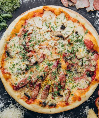 Gıda katkı maddeleri ve baharat siyah güzel İtalyan pizza yemek pişirmek için arka plan beton. Boşaltmak üst görünüm Banne