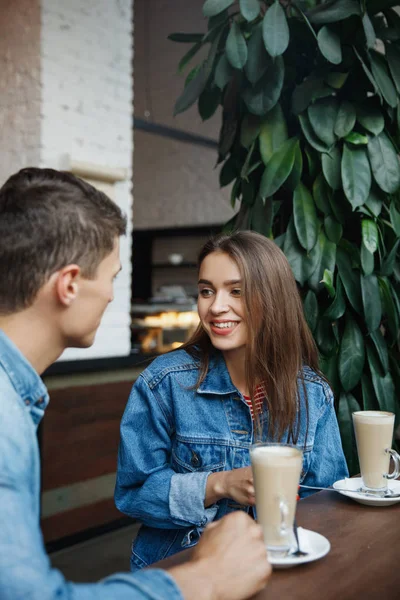 情侣与咖啡约会 美丽的微笑爱喝咖啡的人和在咖啡馆里聊天的人 快乐的年轻人和女人喜欢与咖啡在面包店的浪漫约会 高质量的 — 图库照片