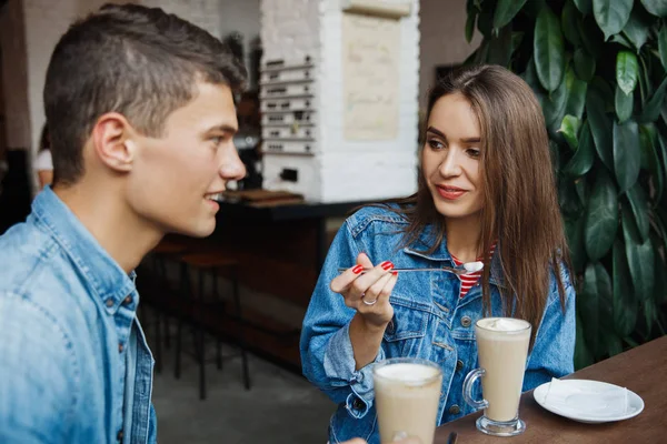 Paar Mit Kaffee Auf Date Schön Lächelnde Verliebte Menschen Die — Stockfoto