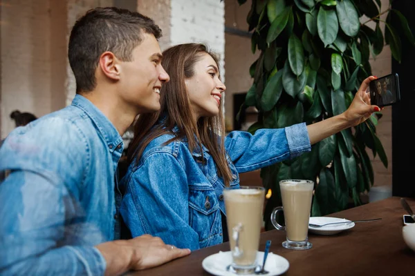 Een Paar Foto Maken Met Koffie Café Glimlachende Jonge Man — Stockfoto