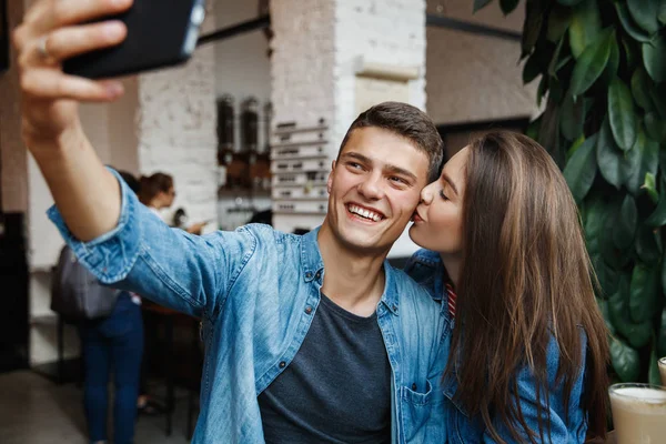 Casal Tirando Fotos Com Café Café Jovem Sorridente Mulher Feliz — Fotografia de Stock