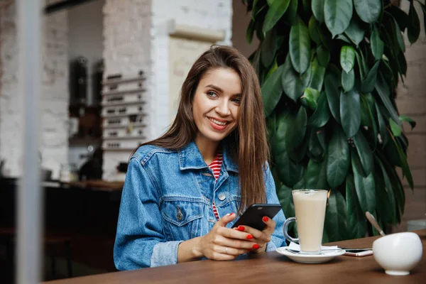 Jeune Femme Texter Utiliser Smartphone Boire Café Dans Café Style — Photo