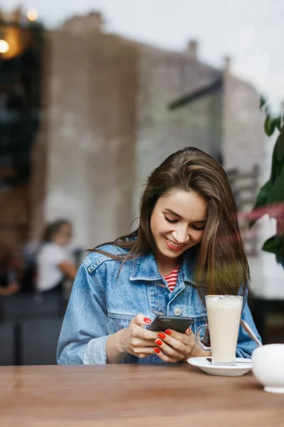 Jeune Femme Texter Utiliser Smartphone Boire Café Dans Café Style — Photo