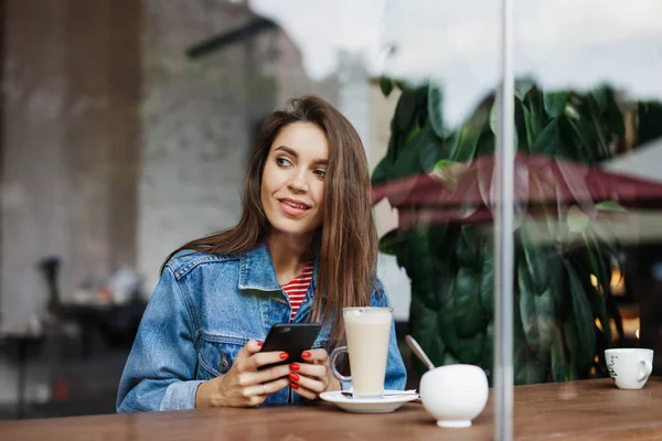 Jeune Femme Texter Utiliser Smartphone Boire Café Dans Café Style — Photo