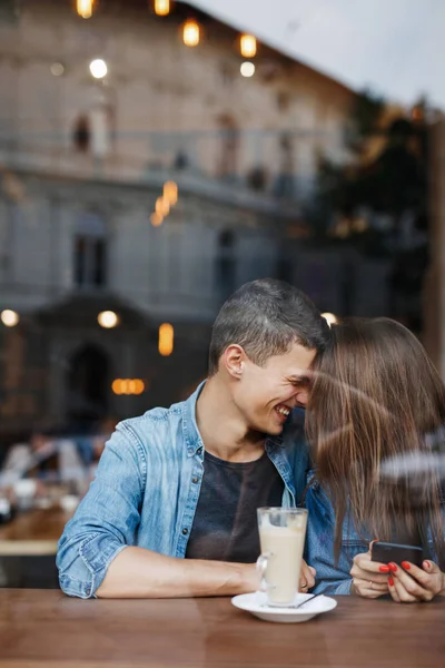 Casal Feliz Amoroso Cara Cara Uma Grande Rua Cidade — Fotografia de Stock