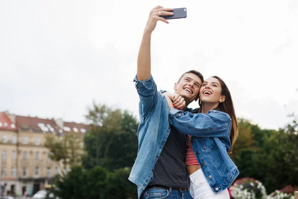 Casal Tirando Fotos Rua Cidade Grande Jovem Sorridente Mulher Feliz — Fotografia de Stock