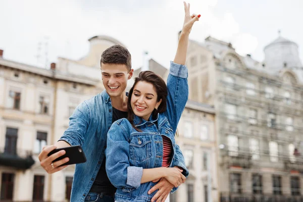 Couple Taking Photos Big City Street Smiling Young Man Happy — 스톡 사진