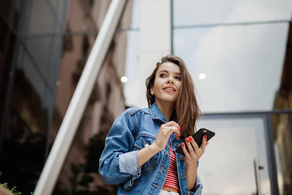 Giovane Donna Sms Utilizzando Smartphone Bere Caffè Nel Caffè Stile — Foto Stock