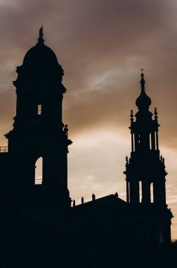 Güzel bir mavi gökyüzü ile Avrupa'nın tarihi kent merkezine ve yaz retro vintage Instagram grunge filtre efekti ile bulutlarda tarihi geleneksel evlerde doğal bir sokak manzarası