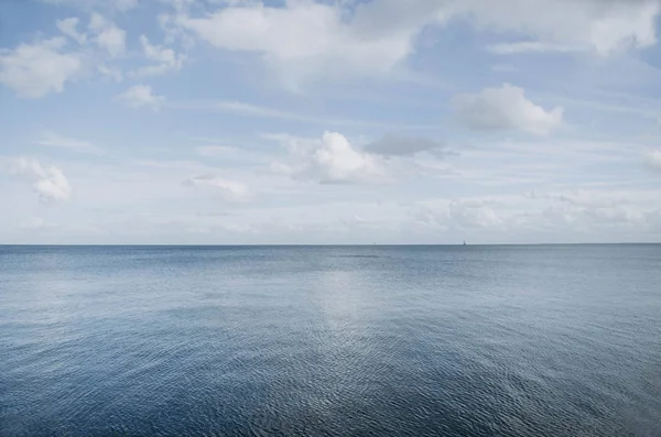 在石油和天然气平台背景下的白云蓝海和蓝天 — 图库照片