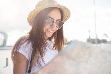 Yukarı doğru bir harita Avrupa, özgürlük ve aktif yaşam tarzı concep boyunca onun hand.traveling içinde seyir turist genç gülümsedi