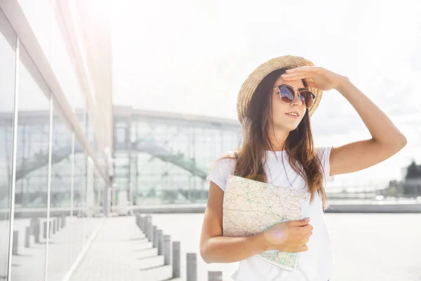 Jeune Touriste Souriante Regardant Vers Haut Avec Une Carte Main — Photo